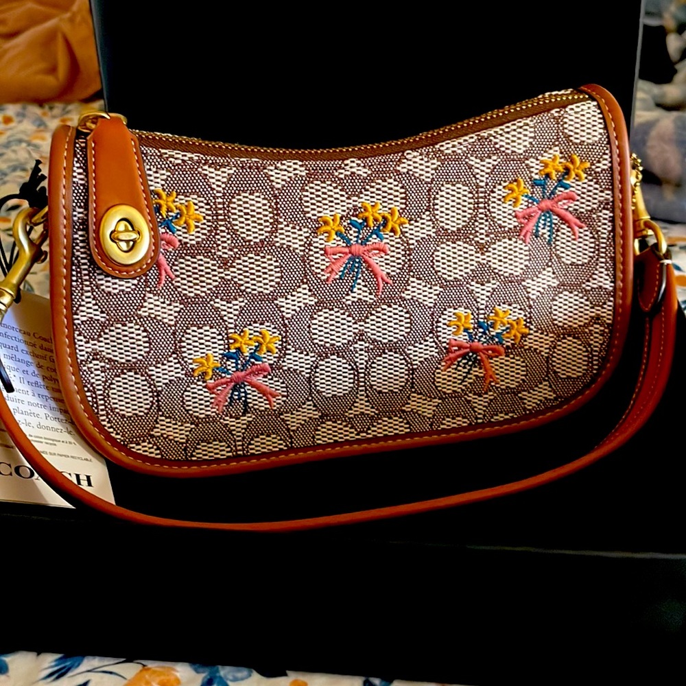 COACH Swinger Bag In Signature Textile Jacquard With Bouquet Motif Embroidery